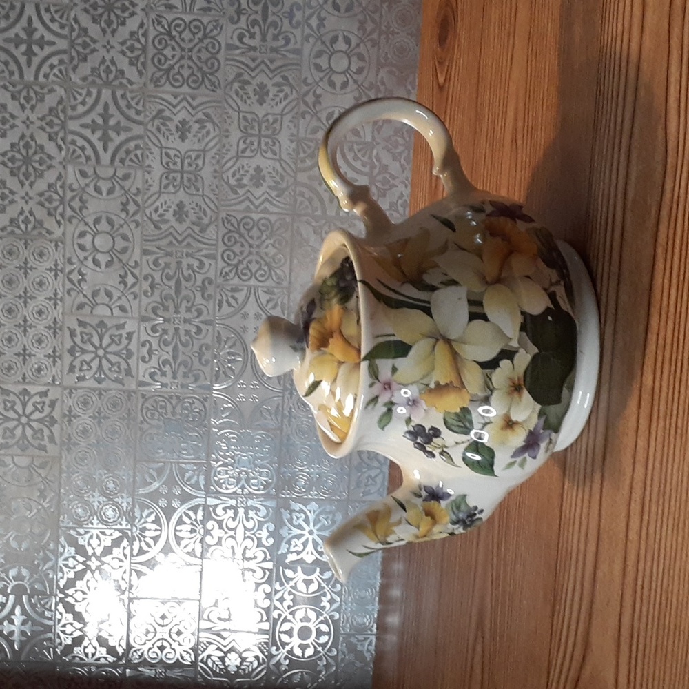 🎀Final Markdown🎀 Sadler Teapot with daffodils decor pattern